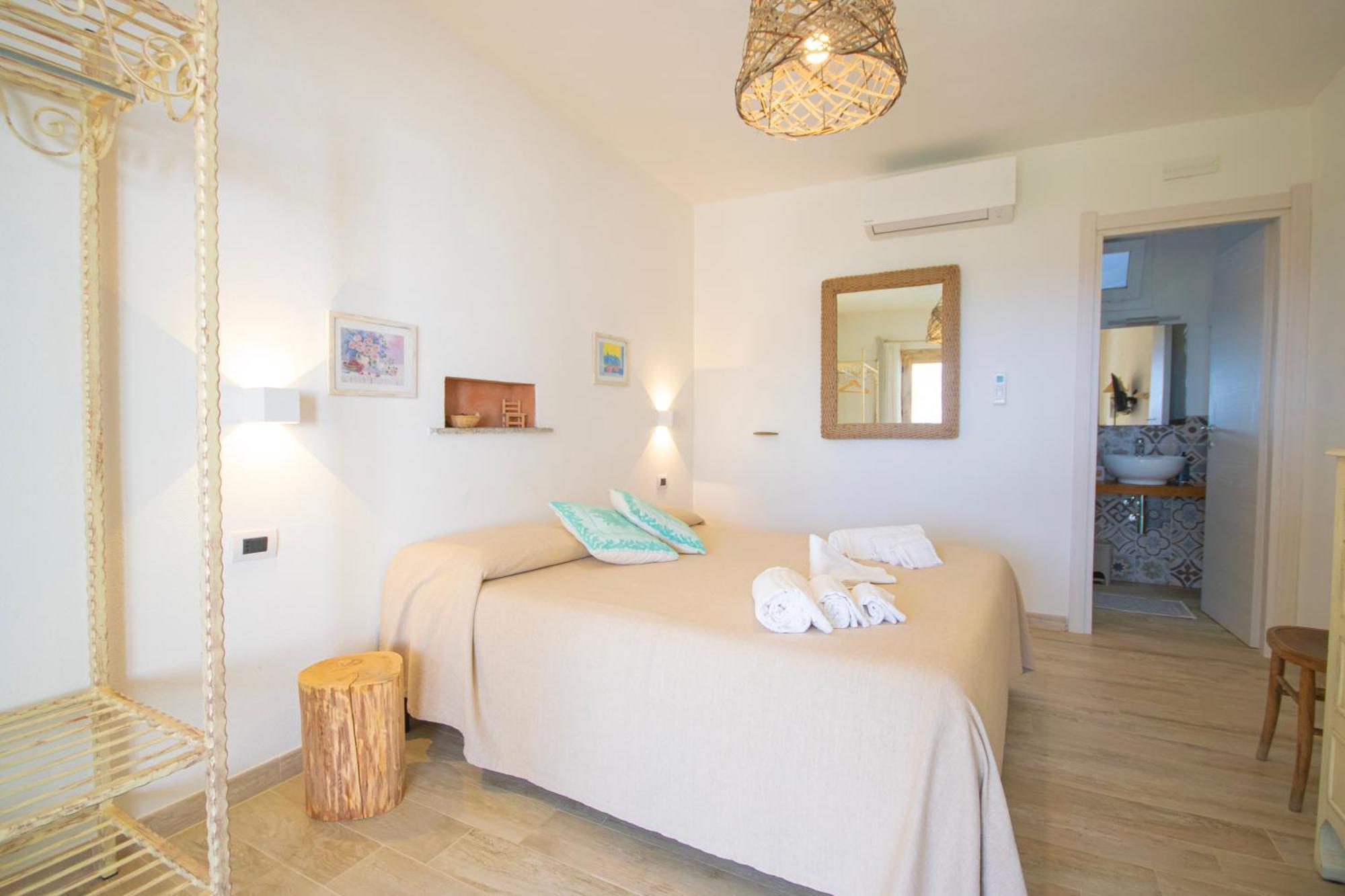 Hotel Essenza Di Mirto La Caletta Room photo
