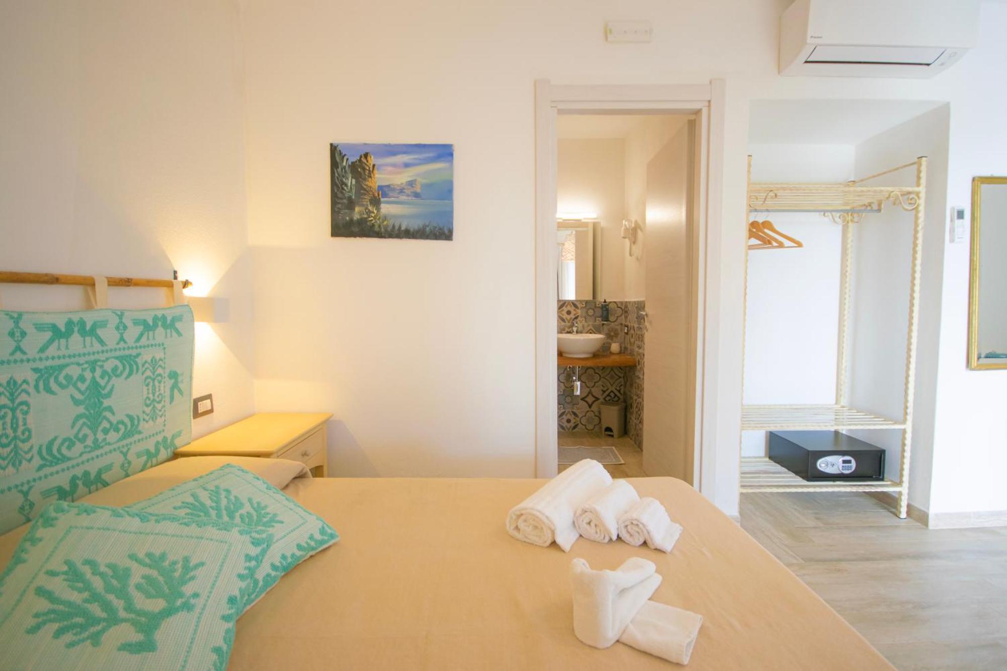 Hotel Essenza Di Mirto La Caletta Room photo