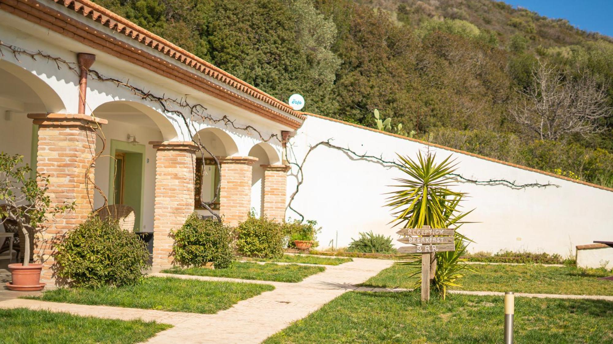 Hotel Essenza Di Mirto La Caletta Exterior photo